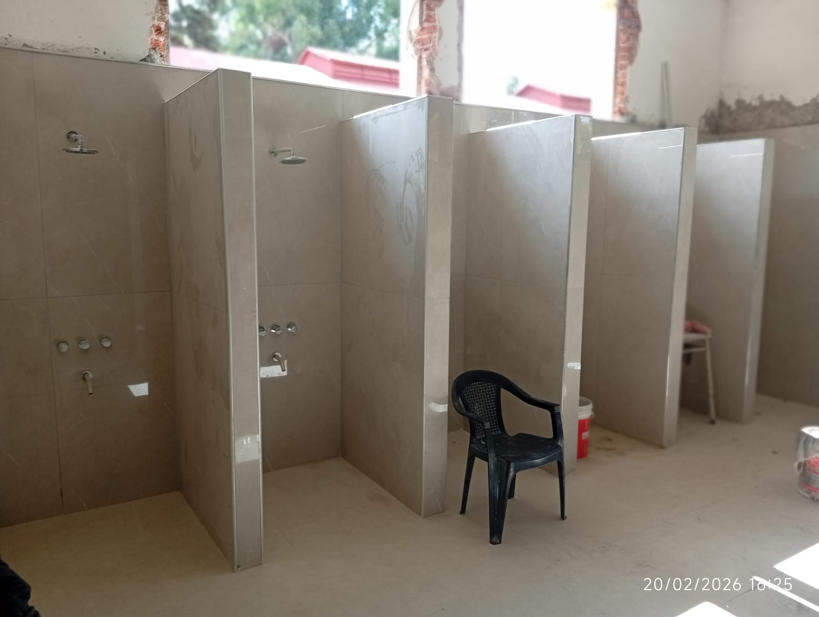 Construcción de baños públicos con duchas — obra civil