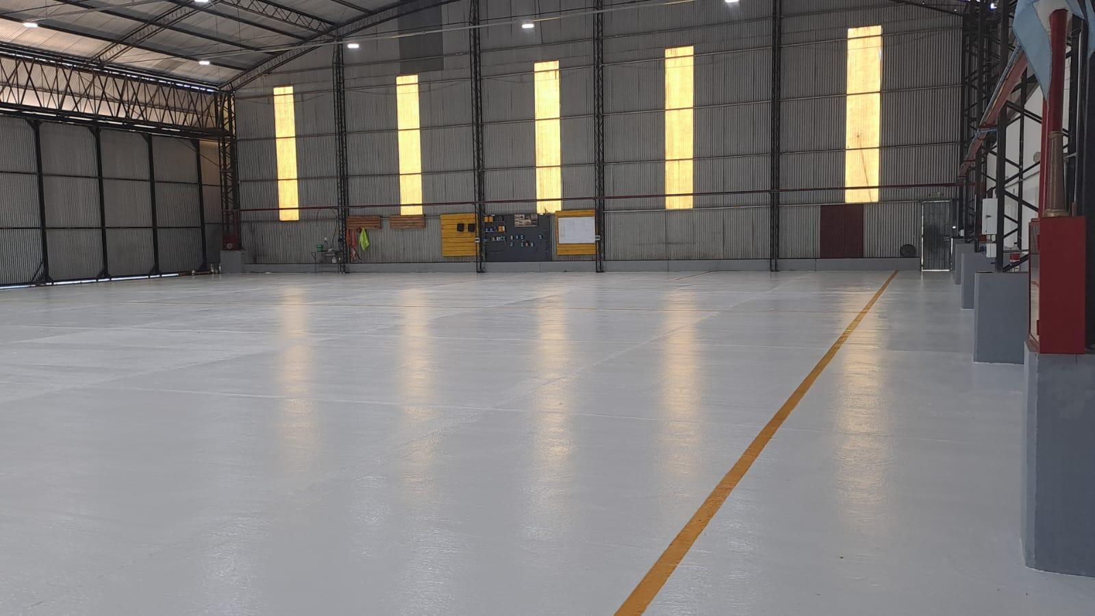 Interior de hangar con piso industrial terminado